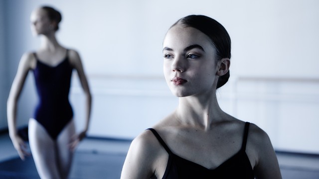 groupe de jeunes danseurs de ballet de l'École Supérieure de Ballet du Québec en répétition avec leur professeur © Peter Morneau